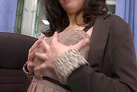 Horny Housewife Plays With Her Shaved Pussy – MatureNL